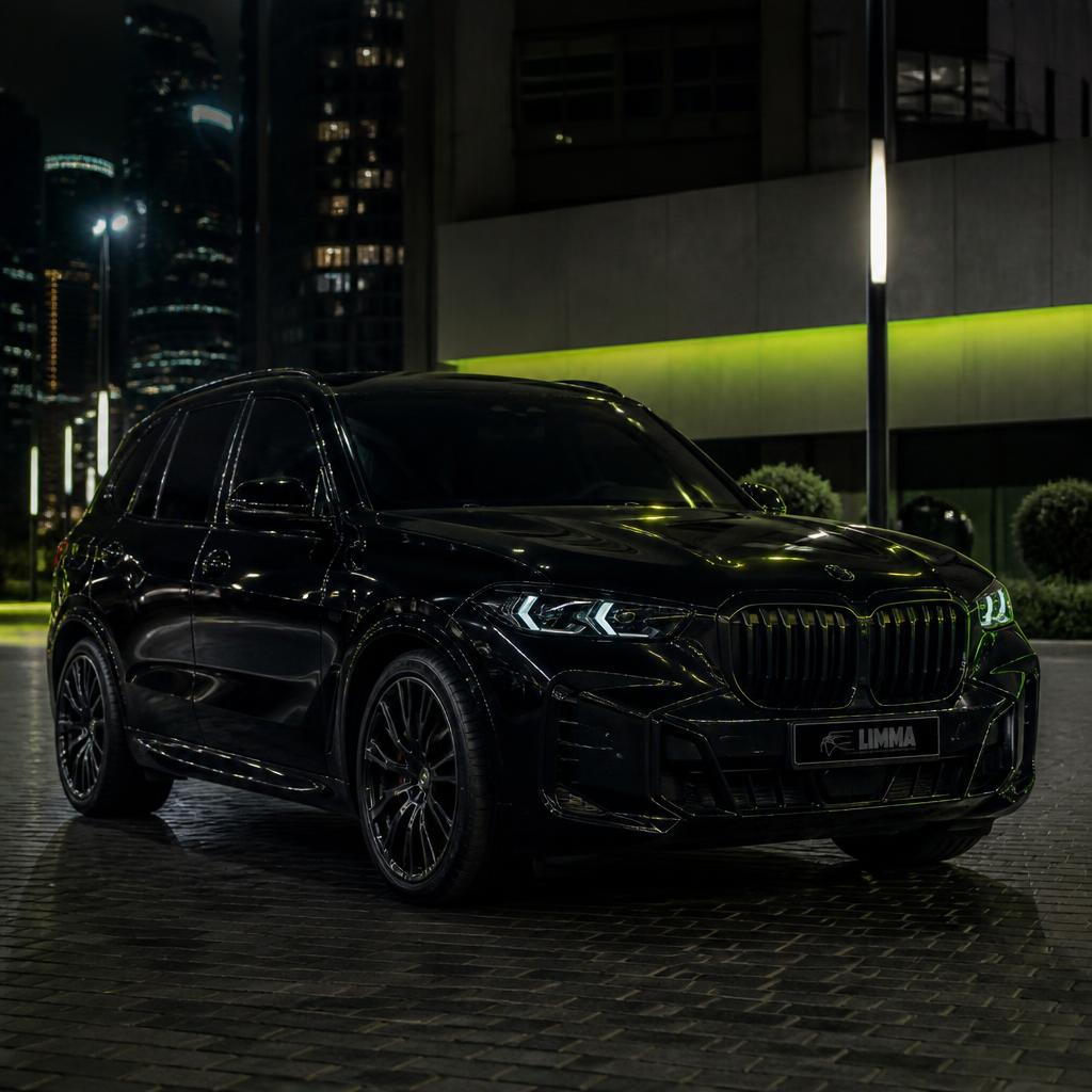 SUV executivo preto de luxo em cidade noturna com detalhes verde lima